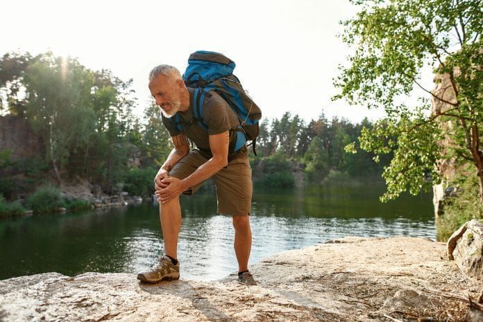 How to avoid knee pain during a health mission hike