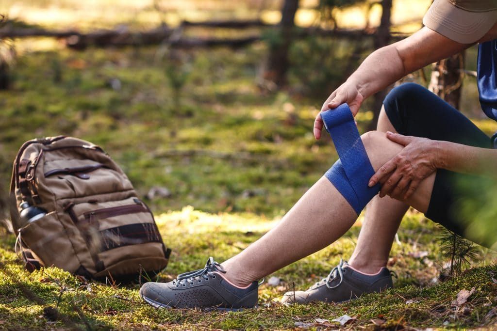 What are the causes of knee pain during a hike?